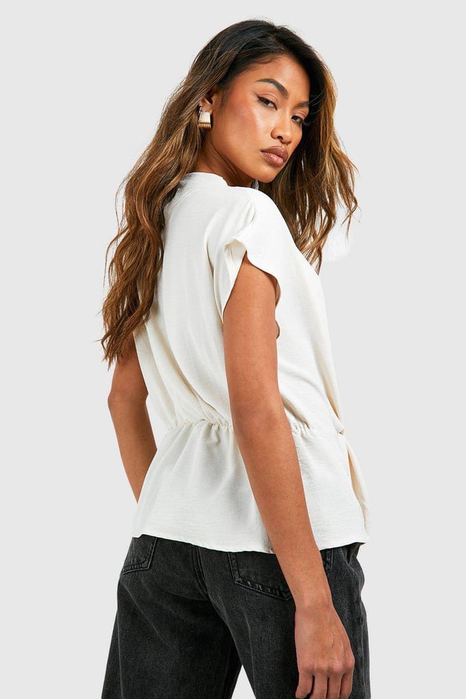 boohoo Dames Gehamerde Knot Front Cowl Neck Blouse | Creme | Maat: 44