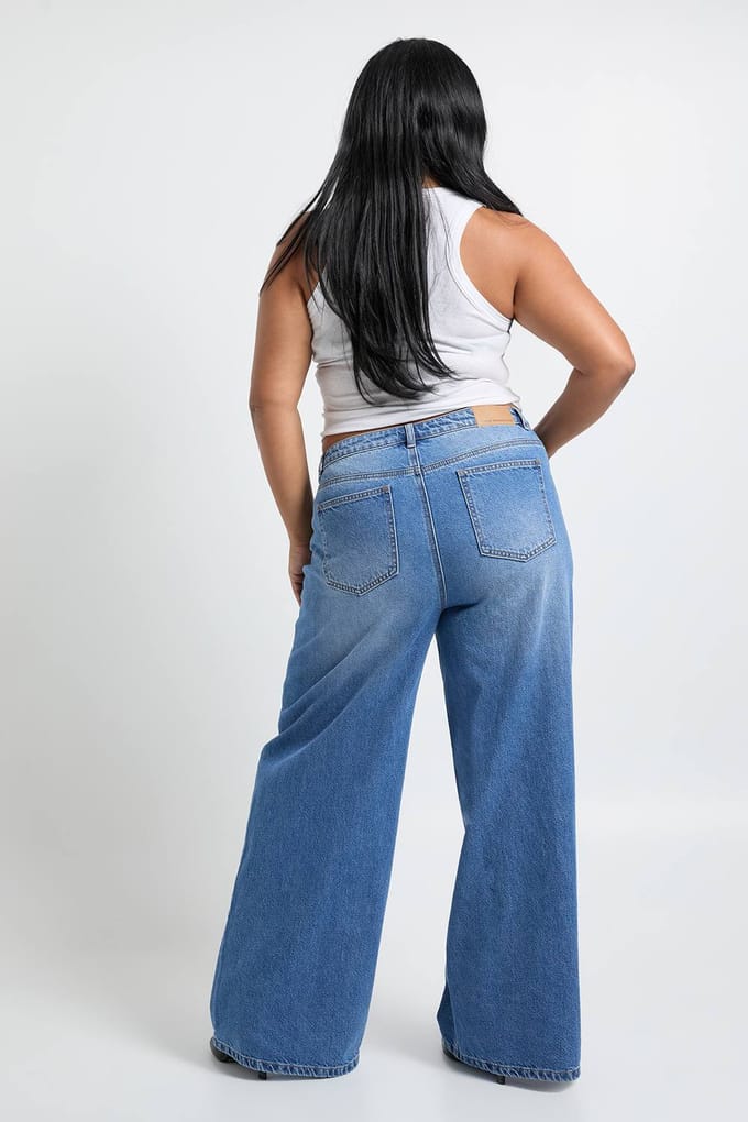 boohoo Dames Plus Asymmetrische Tailleband Jeans | Medium Gebleekt | Maat: 56