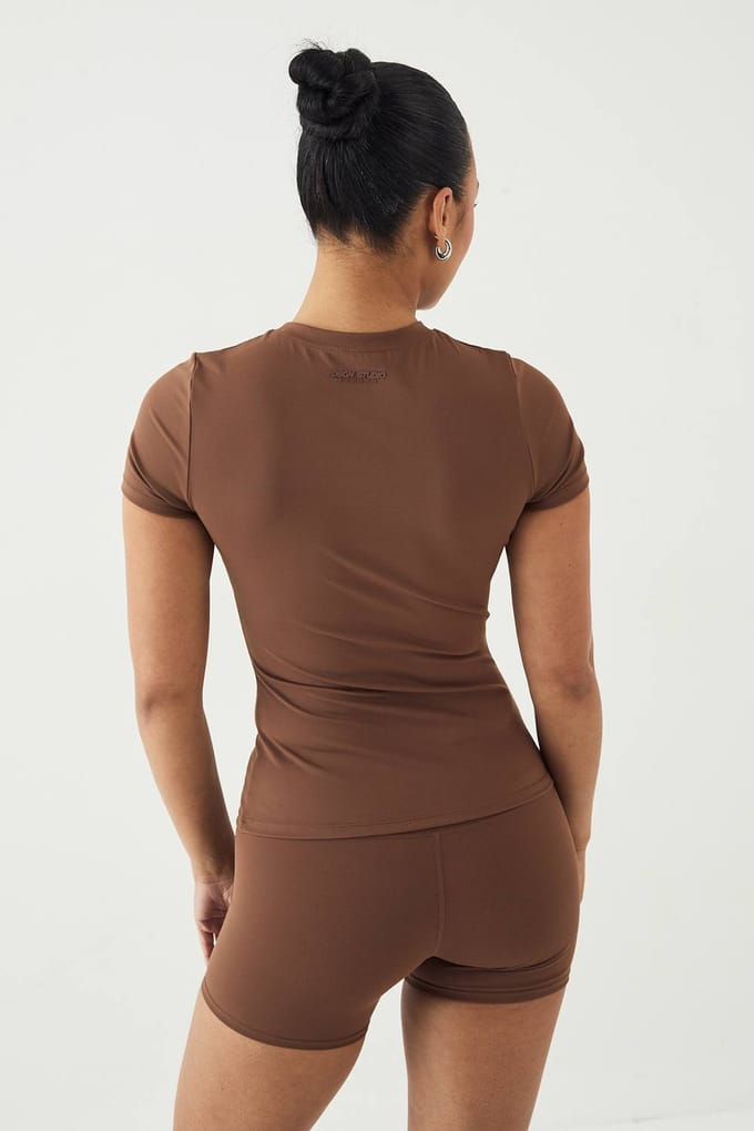 Dames Dsgn Studio Ultra Sculpt Korte Mouw Top | Mocha | Maat: Medium