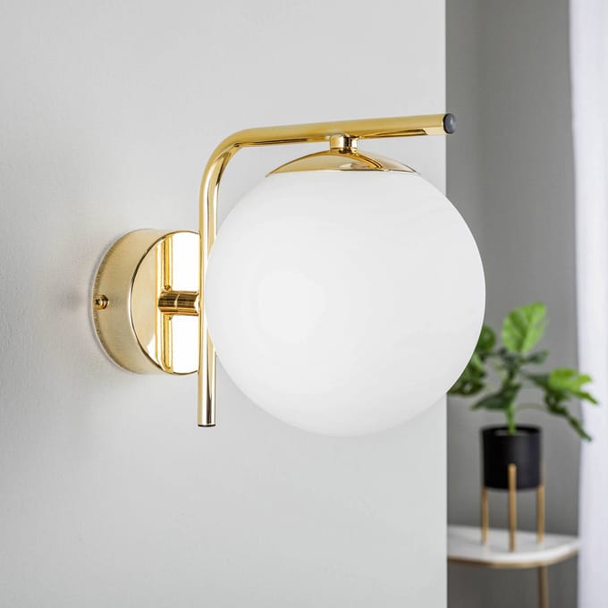 Domiluce Wandlamp Aurora, goudkleurig, glas, 17 cm hoog, bol, E14