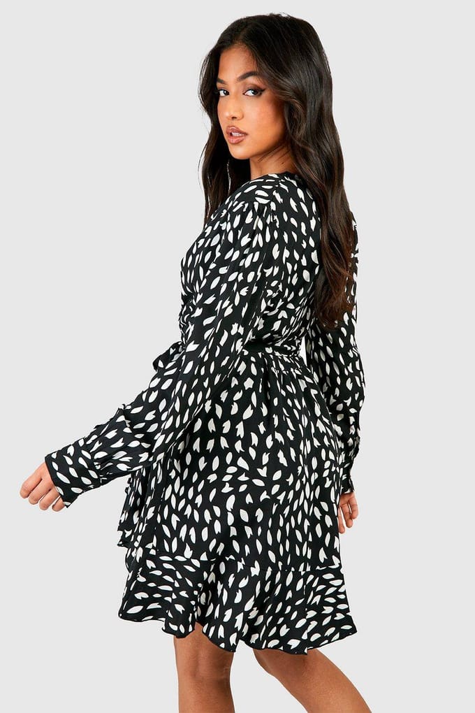 boohoo Dames Petite Smudge Print Ruffle Geweven Wikkeljurk | Zwart | Maat: 44