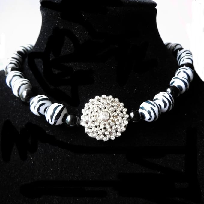 Hetty'S - Ravissant collier - Howliet en Onyx kralen - Groot zilver(925) slot -