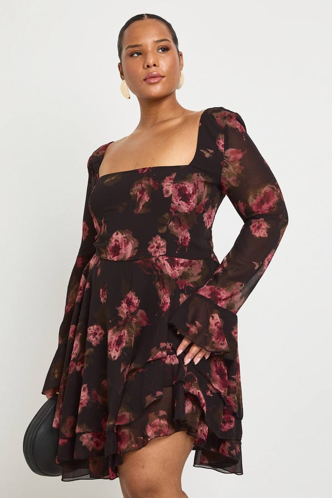 boohoo Dames Plus Bloemen Chiffon Skater Jurk | Chocoladebruin | Maat: 52