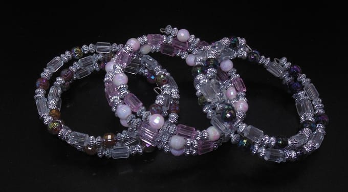 Multi armbanden transparant met gekleurde kraaltjes set van 3 stuks.