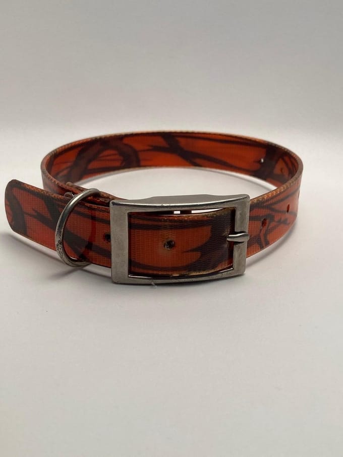 Halsband BioThane Camouflage - ORANJE - 600mmX25mm - dubbele gesp