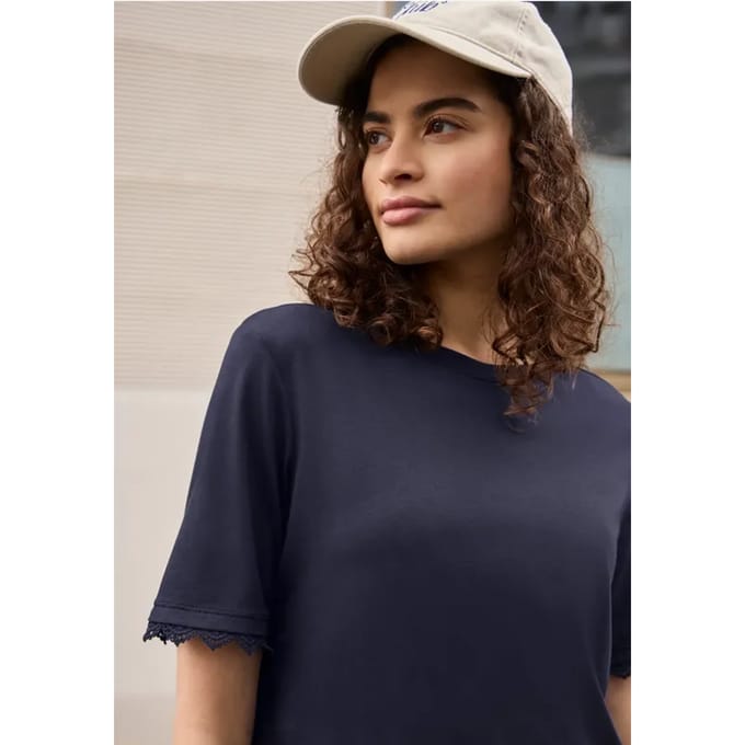 Shirt met gehaakte details op de mouwen