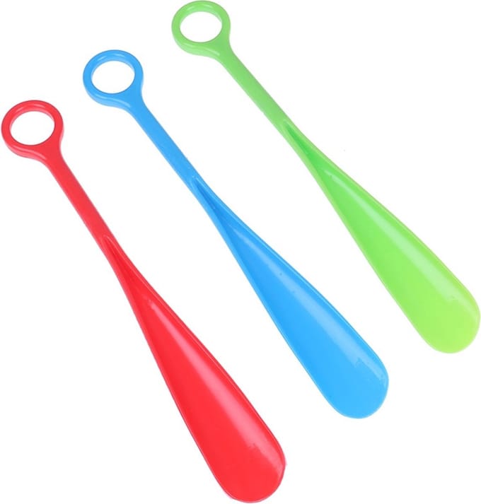 Doodadeals® Plastic Schoenlepel met ophangoog - Korte Schoentrekker - 30 cm - Multikleur - 1 stuk