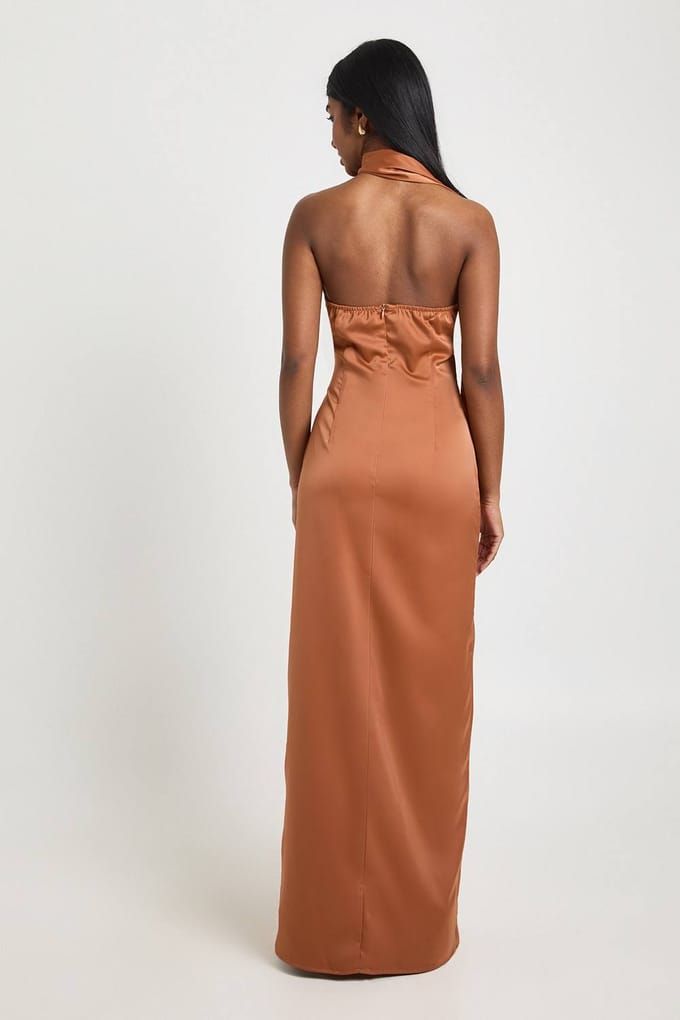 boohoo Dames Satijnen Diepe Hals Maxi Jurk Met Nekstrik | Roest | Maat: 42
