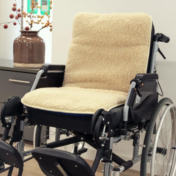 Rolstoel kussen / rugkussen van medicinale witte lamswol van Texel - Skéépe