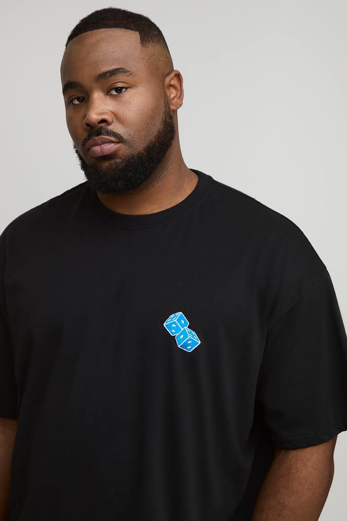 Plus Oversized Plus Blue Dice Geborduurde T-shirt in Zwart | Black | Size 2XL