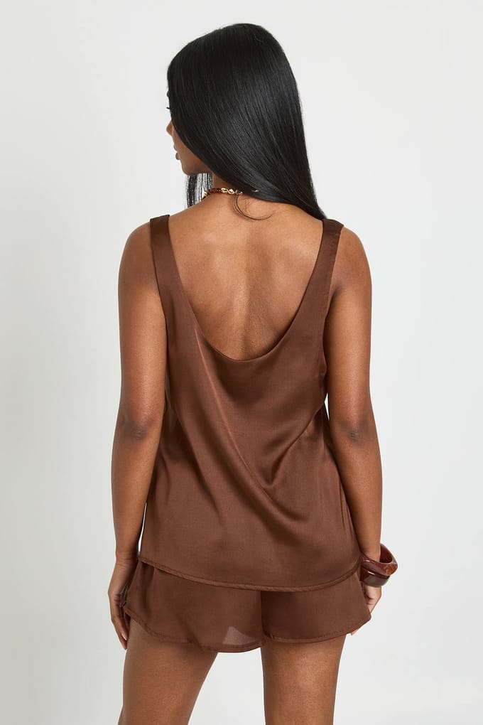 boohoo Dames Satijnen Cami Met Ronde Hals En Runner Short Coordinatenset | Chocoladebruin | Maat: 40
