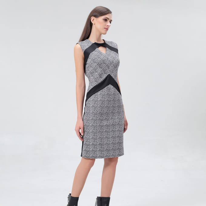 Fitcocktailjurk met geometrische print en trui garnering