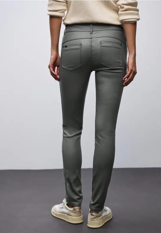 Slim Fit gecoate broek