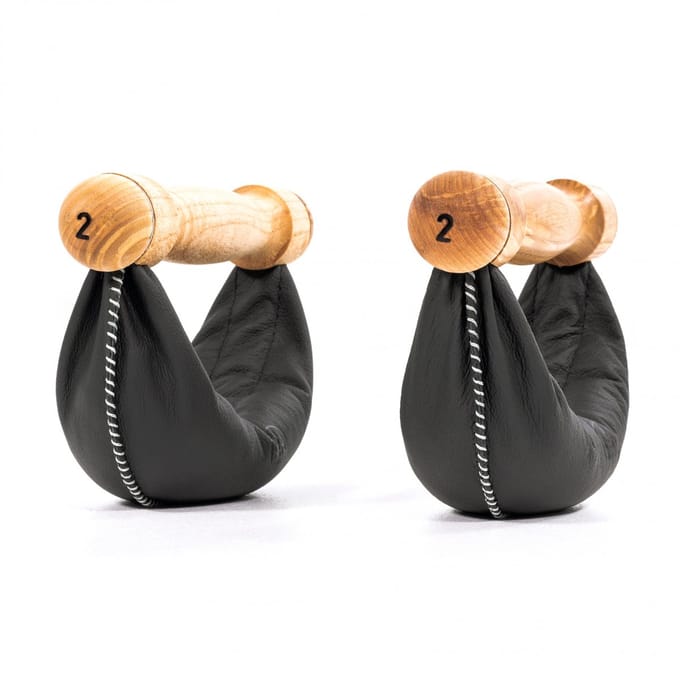 NOHRD Swing Dumbbells Essen 2kg – Set van 2 Halters – Echt Leren Gewichtszak – Ergonomische Essenhouten Handgrepen – Voor Krachttraining & Functionele Training