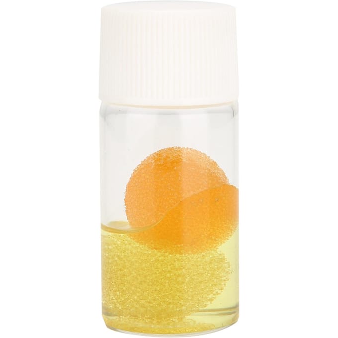 Set met vloeibare remover en sponsjes voor het reinigen van wimperextensions, inclusief pincet en reiniger. white