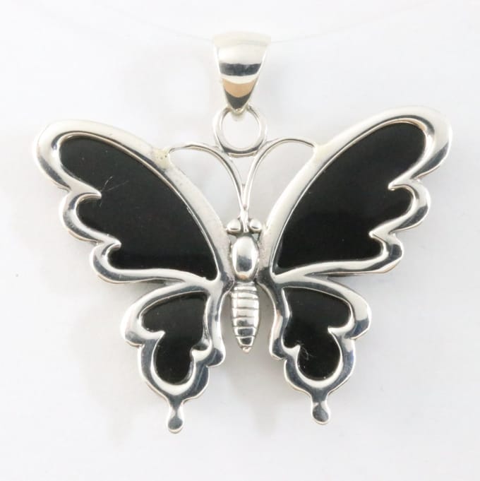 Zilveren vlinder hanger met zwarte schelp