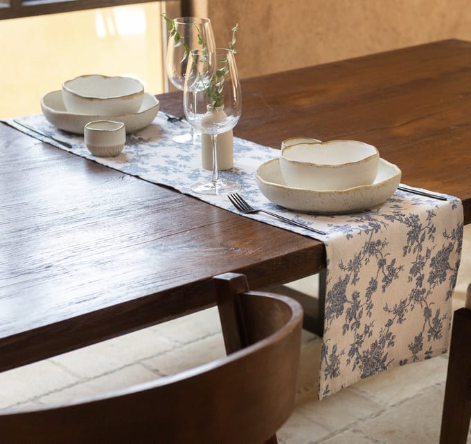 Tafelloper Bloemenprint – 150 x 30 cm – Tablerunner – Linnen Blend – Blauw Beige