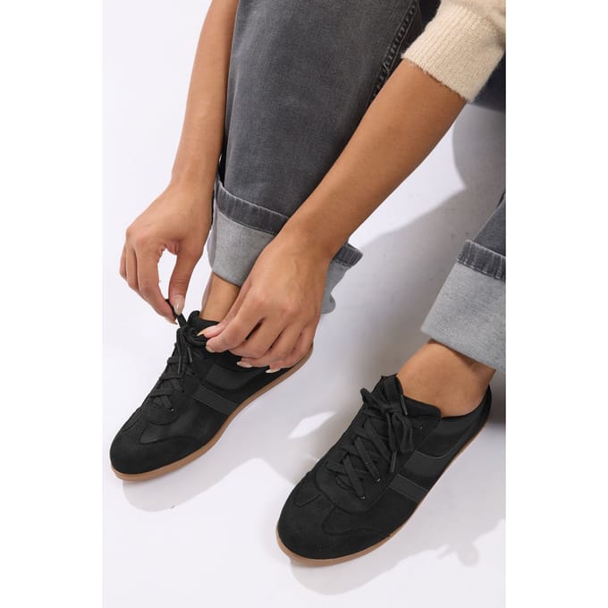 Yours Zwarte Lage Retro Streep Sneakers In Extra Brede Eeepasvormsize 39EEE