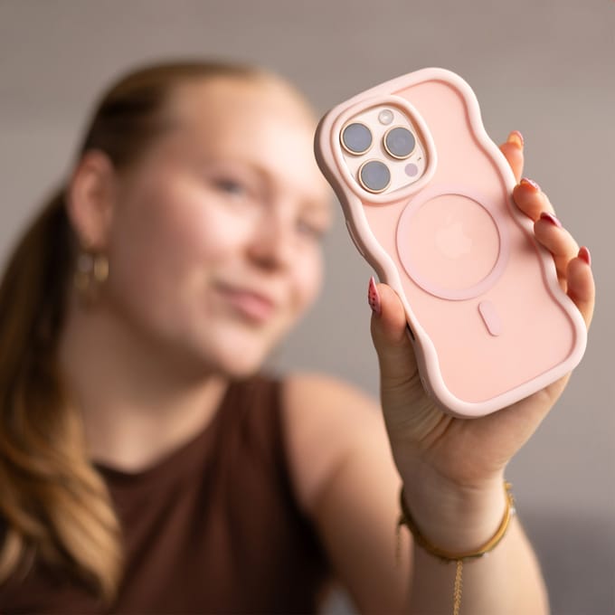 Selencia Wavy Case - Golvend Hoesje geschikt voor Apple iPhone 16 Pro Max - Soft Pink