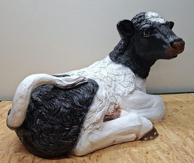 Kalf Liggend Beeld - 43cm hoog - Boerderij - Koe - gegoten polyester - Decoratie - Woonaccessoires - Beeld