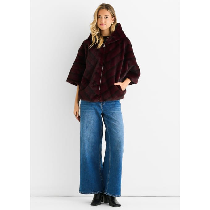 Bordeauxrode cape met capuchon en chevronmotief van imitatiebont