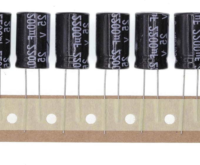 Elektrolytische Condensator - Aluminium Component - Elektronische Projecten - Plug-in Mount - 2200UF 25V - Zwart