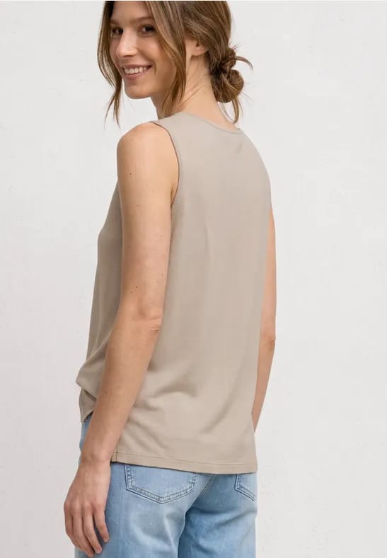 Top met V-hals en knoopdetail