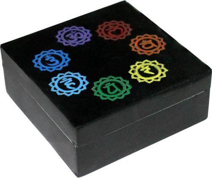 Zeepsteen Doos Zeven Chakra Symbolen in Cirkel 10x10 cm.