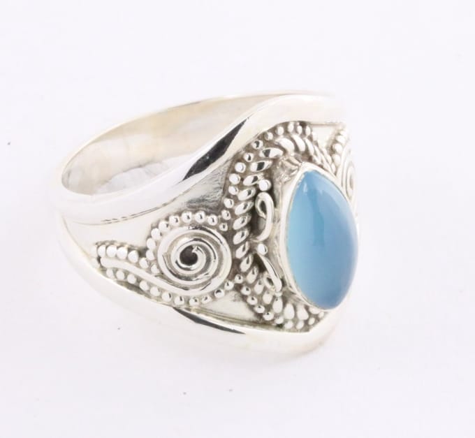 Bewerkte zilveren ring met blauwe chalcedoon - maat 19