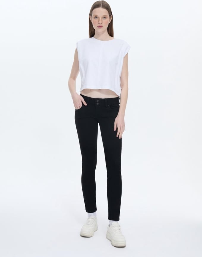 MOLLY - BLACK TO BLACK WASH