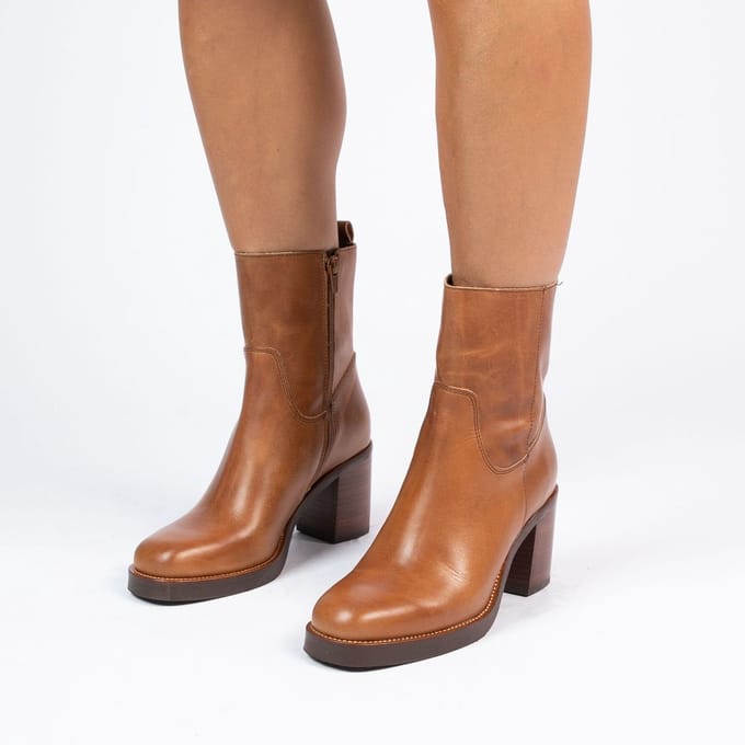 Manfield - Dames - Cognac leren enkellaarsjes met hak - Maat 39