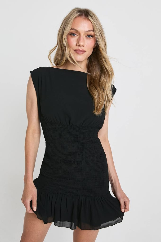 boohoo Dames Kleine minijurk met gerimpelde taille en ruchezoom | Black | Maat: 8
