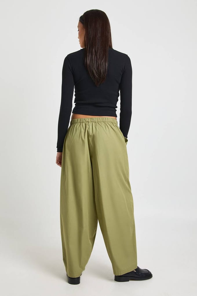 boohoo Dames Poplin Broek Met Elastische Tailleband En Barrel Silhouet | Kaki | Maat: 42