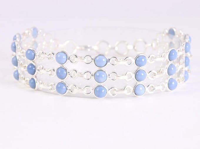 Brede zilveren schakelarmband met blauwe opaal