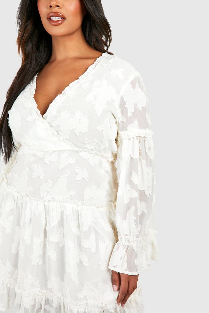 boohoo Dames Plus Woven Jacquard V Front Frill Mini Jurk | Creme | Maat: 50