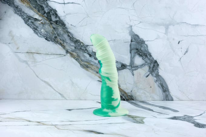 Ylva & Dite | Handgemaakte Groene Dildo met Zuignap | Rhea