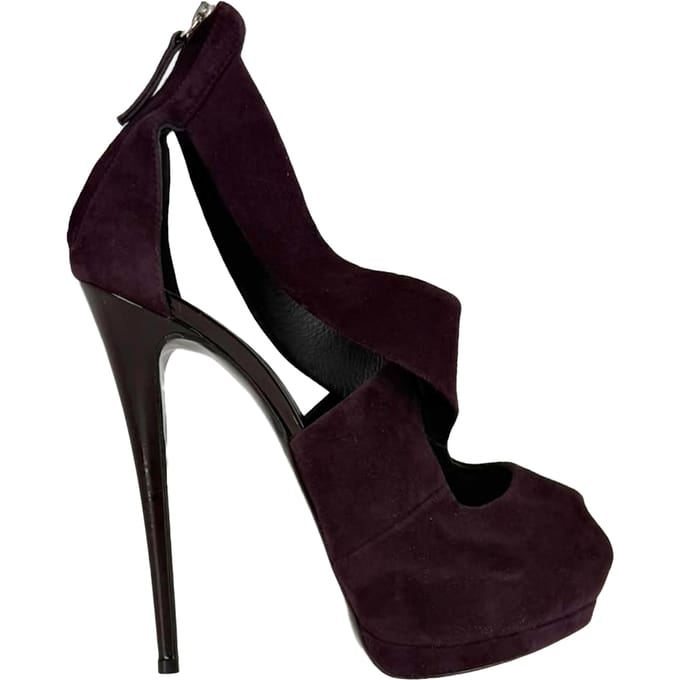 Giuseppe Zanotti platformpumps met gekruiste bandjes in bordeauxrood suède.