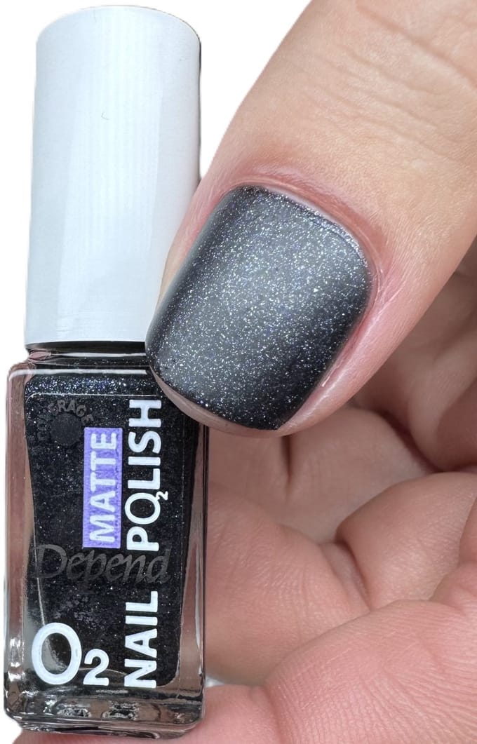 DependCosmetics | Nailpolish |O2 |Nagellak |zuurstofdoorlatend | Mat zwart met glitter |817 |5ml