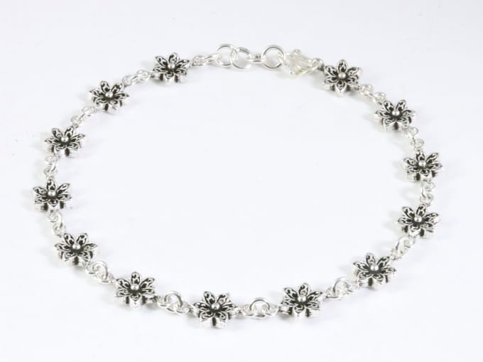 Fijne zilveren armband met bloemen