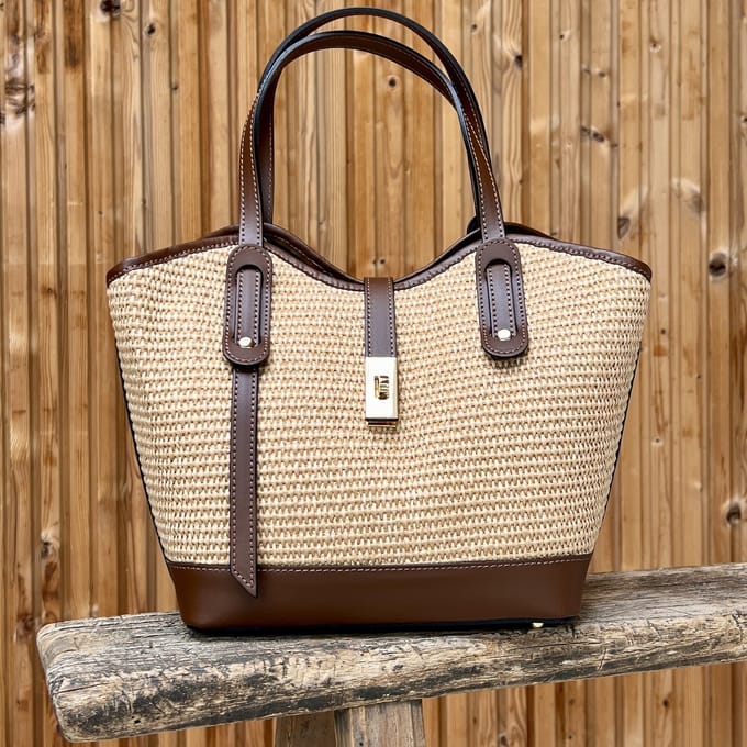 Tas van raffia met bruin leer afgewerkt