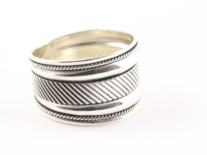 Brede zilveren ring met schuine ribbels - maat 18.5
