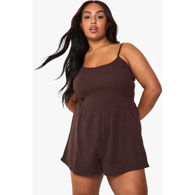 boohoo Dames Plus gegraffelde kaasdoek flippy playsuit | Chocolate | Maat: 28