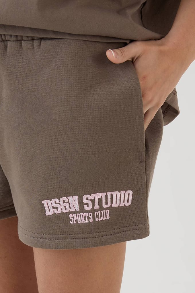 Dames Dsgn Studio Applique Sweatshort Met Losse Pasvorm | Taupe | Maat: 3XL