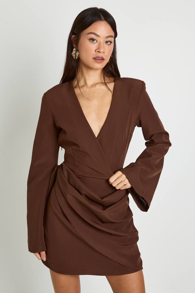 boohoo Dames Tall Tie Waist Collarless Draped Blazer Dress | Chocoladebruin | Maat: 44