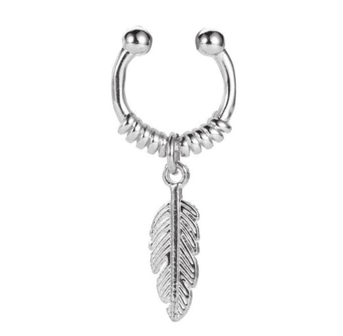 Veertje ear cuff | zilver gekleurd