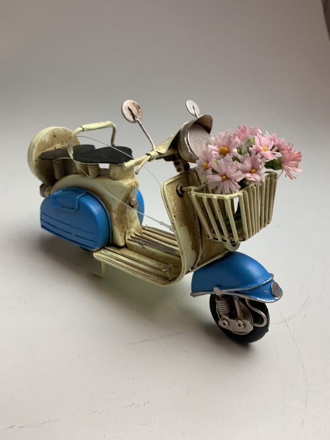 Retro scooter met bloemen in mand Blauw