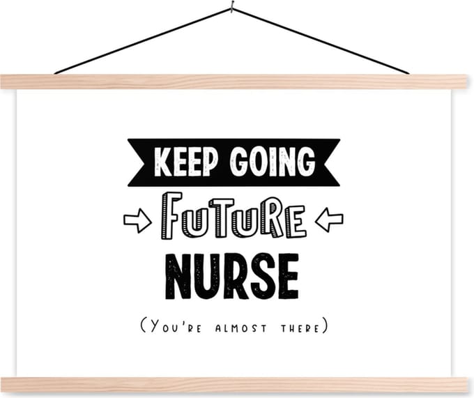 Posterhanger incl. Poster 60x40 cm - Schoolplaat - Verpleegkundige - Quotes - School - Opleiding - Textielposter - Blanke latten