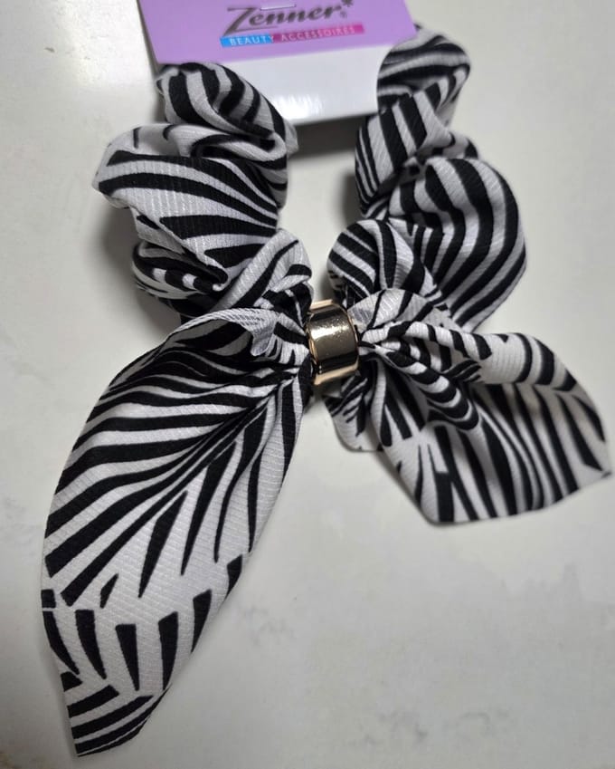 Zenner - scrunchie met strik en gouden ring - zwart wit gestreept - zebra