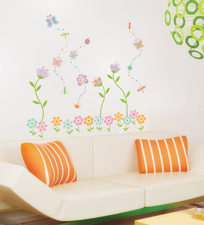 Decoratieve muurstickers met tuinbloemen en vlinders