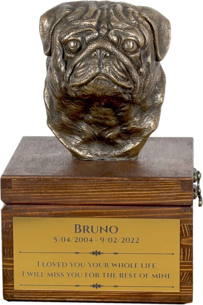 Pug urn met beeldje - persoonlijke urn voor hondenas